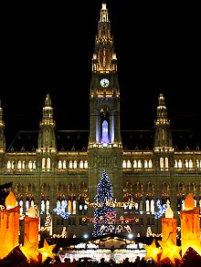 Der berühmte Weihnachtsmarkt vor dem Wiener Rathaus ...