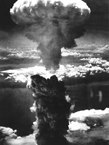 Bei der Explosion der Atombombe steigt eine 18.000 Meter hohe pilzförmige Rauchwolke über Nagasaki auf.