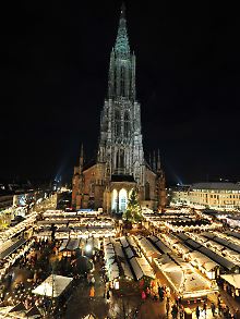 Weihnachtsmarkt auf dem Ulmer Münsterplatz.
