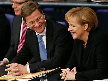 Die Kanzlerin und ihr Azubi haben viel Freude an den Redebeiträgen der Opposition.