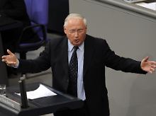 Lafontaine meint, Merkel schiebe internationale Zwänge vor.