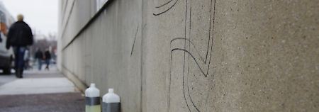 Die Schmiererei an der Außenmauer der Synagoge.
