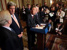 Ban Ki Moon im Kapitol, daneben (v.l.n.r.) die Senatoren Joe Lieberman, John Kerry, und Richard Lugar.