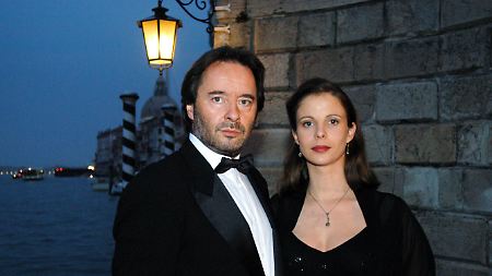 In etlichen Folgen der Donna-Leon-Reihe in der ARD spielen Uwe Kockisch und Julia Jäger den Commissario und seine Frau.