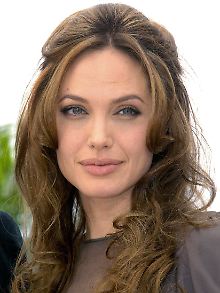 Angelina Jolie soll die Hauptrolle in der Verfilmung von Patricia Cornwells Hit-Krimi-Serie über die Gerichtsmedizinerin Kay Scarpetta spielen.