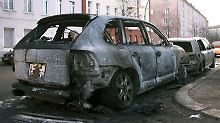 Anschläge auf Autos richten sich in der Regel gegen die "Gentrifizierung" der Berliner Innenstadtbezirke - hier ein ausgebranntes Wrack in Berlin-Friedrichshain.