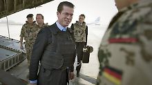 Der Verteidigungsminister besucht die Truppe.