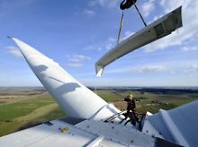 Arbeiten im Himmel über Nordfriesland: Bei Ellhöft an der deutsch-dänischen Grenze drehen sich seit dem Frühjahr die Flügel von 6-Megawatt-Anlagen mit einer Nabenhöhe von gut 100 Metern.