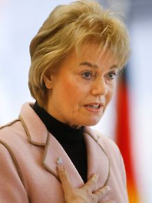 Steinbach ist Mitglied des CDU-Bundesvorstandes und seit 1998 Präsidentin des Bundes der Vertriebenen.