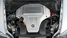 Weil die Hybridtechnik nicht mehr unter die normale Haube passte, hat der X6 eine Ausbuchtung in der Motorraumabdeckung, einen so genannten Powerdome bekommen. 