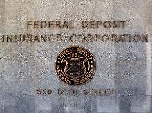 Repräsentativ gedacht, doch in der Ausführung lehnt sich das Logo vor der FDIC-Zentrale in Washington stark an die Grabstein-Ästhetik an.