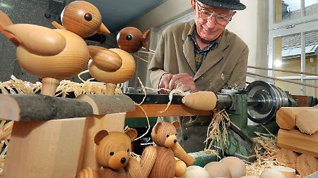 Die Fertigung von Holzspielzeug hat in Seiffen eine sehr lange Tradition.