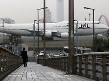 Tokios Flughafen Haneda im Oktober: Freudlose Wege zur Arbeit.