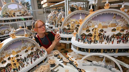 Endmontage von mechanischen Schwibbögen, die den Weihnachtsmarkt von Seiffen zeigen.
