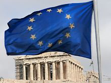 Auf einem Bild vereint: Wiege und Flagge Europas.