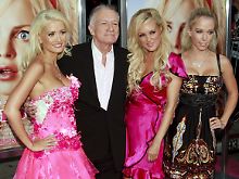 Playboy-Gründer Hugh Hefner mit drei seiner Freundinnen.