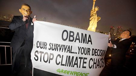 Greenpeace-Aktivisten fordern von Obama mehr Taten im Klimaschutz.