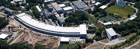 Die weltweit modernste Anlage ihrer Art: das Hamburger Forschungszentrum DESY mit der Experimentierhalle von PETRA III im Vordergrund.