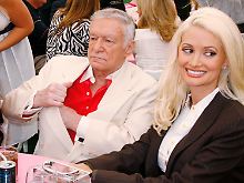 Die Käufer interessieren sich mehr für das Logo als Hugh Hefner (links) für seine Freundinnen.