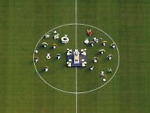 Der Sarg von Robert Enke im Mittelkreis des Fußballstadions. 