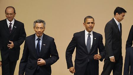 Es ist nicht so leicht, sich aus dem Weg zu gehen: Obama (Mitte) und Thein Sein (ganz links) in Singapur.