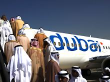 Andrang am Eröffnungstag: Vertreter des Gastlandes werfen fachkundige Blicke auf eine Airbus-Maschine der Fluggesellschaft Flydubai.