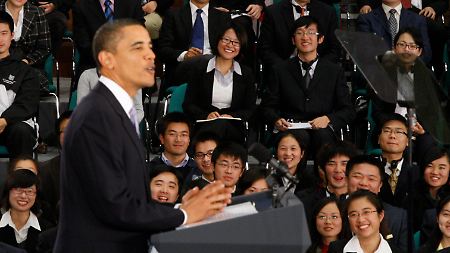 Obama spricht vor Studenten in Shanghai.