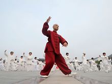 In Liuan lehrt ein Meister die uralten Bewegungen des traditionellen Tai Chi.
