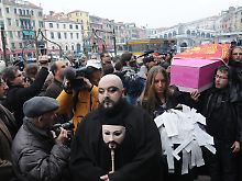 ... Hunderte Venezianer haben ihre Stadt symbolisch zu Grabe getragen.