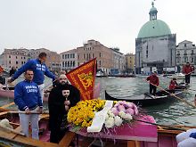 Gondel und Sarg rosa, darauf ein Trauergesteck: ... 