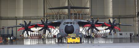 Schattenplatz im Hangar: Der Militärtransporter der Zukunft.