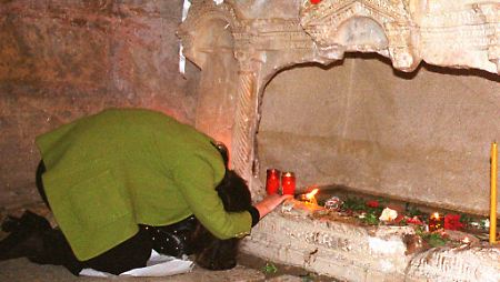 Am Sarkophag des Heiligen Nikolaus in Demre.