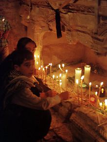 Am Sarkophag Grab von St. Nikolaus in Demre.