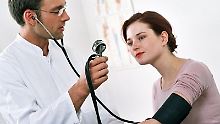 Fachwissen allein reicht nicht: Wer als Arzt Patienten behandeln will, braucht auch eine Portion Menschenkenntnis. (Bild: DAK/dpa/tmn)