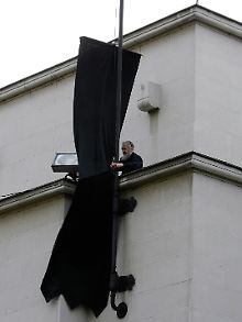 Schwarze Flagge auf Halbmast am Patriarchat.