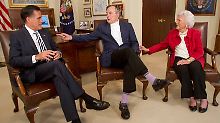 Man beachte die Socken von George Bush Senior: Ein paar solcher Socken habe Bush Romney geschenkt, sagte ein Mitarbeiter Romneys später.