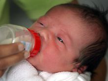 Neugeborene und Babys unter sieben Monaten dürfen nicht geimpft werden. Zugleich ist das Medikament Tamiflu eigentlich nicht für sie zugelassen.