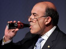 Muhtar Kent greift beruflich zur Flasche.