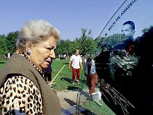 Falcos Mutter, Maria Hölzel, an seinem Grab auf dem Wiener Zentralfriedhof (Archivbild von 1999)