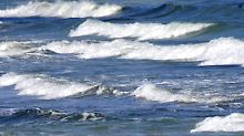 Stark vereinfachte Darstellung: Auf einem gekräuselten Stückchen Band bilden sich Wellen wie auf dem Meer.