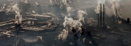 Am Himmel über Duisburg: Rauchende Schornsteine weisen den Weg zu den Stahlwerken von ThyssenKrupp.