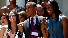 Hat ein Schlag bei Frauen: Obama beim Empfang der Siegerinnen der US-amerikanischen Frauen-Basketball-Liga 2011.