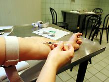 In einer Fixerstube können  Drogenanhängige unter hygienisch einwandfreien Bedingungen Heroin, Kokain oder Derivate konsumieren.
