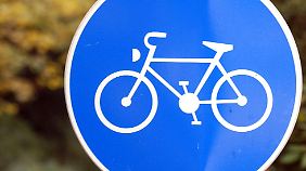 Das blaue Radwegsschild darf laut Urteil des Oberverwaltungsgerichts nur in Ausnahmefällen aufgestellt werden. 
