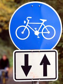 Das blaue Schild zeigt an, dass der Radweg genutzt werden muss. 