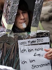 Eine als Roboter verkleidete Studentin in Bielefeld.