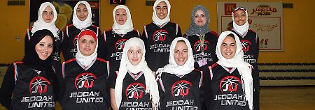 Das Frauenteam des saudi-arabischen Basketball-Vereins Jeddah United.