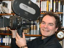 Regisseur und Produzent Cay Wesnigk ist im Besitz einer "Arriflex 35IIC"-Wochenschau-Kamera.