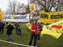 Proteste von Atomkraftgegnern in weiter Entfernung vor dem Gästehaus.