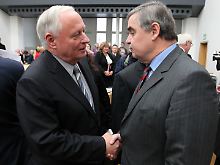 Ministerpräsident Peter Müller (CDU) sagte, politisch trennten beide zwar Welten, "aber hier geht es um den Menschen Oskar Lafontaine. Und dem Menschen Oskar Lafontaine wünsche ich alles Gute."